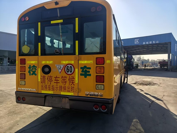  宇通大鼻子校車